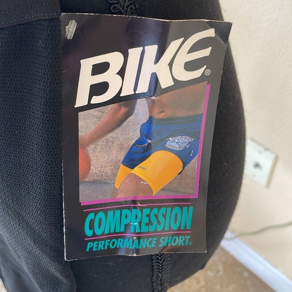 BNWT BIKE Compression Performance Shorts Sz LARGE - Picture 2 of 4